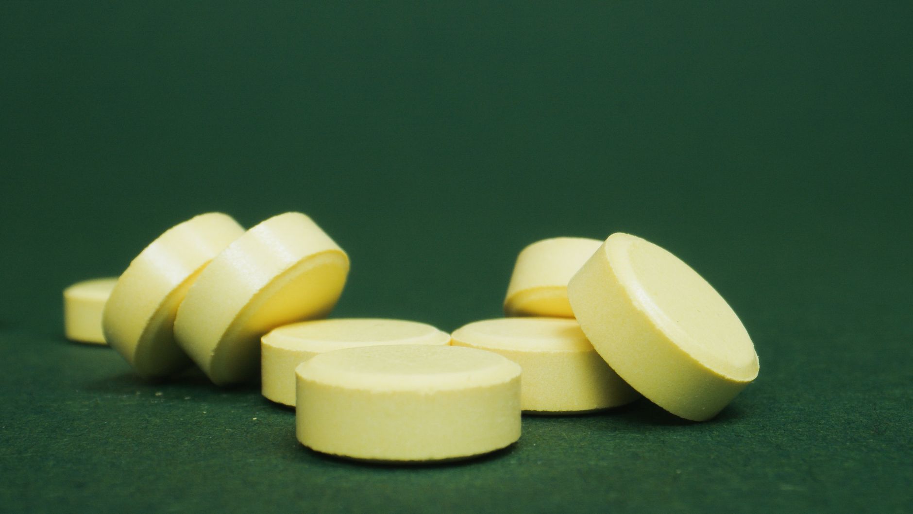 Runde Tabletten auf grünem Untergrund