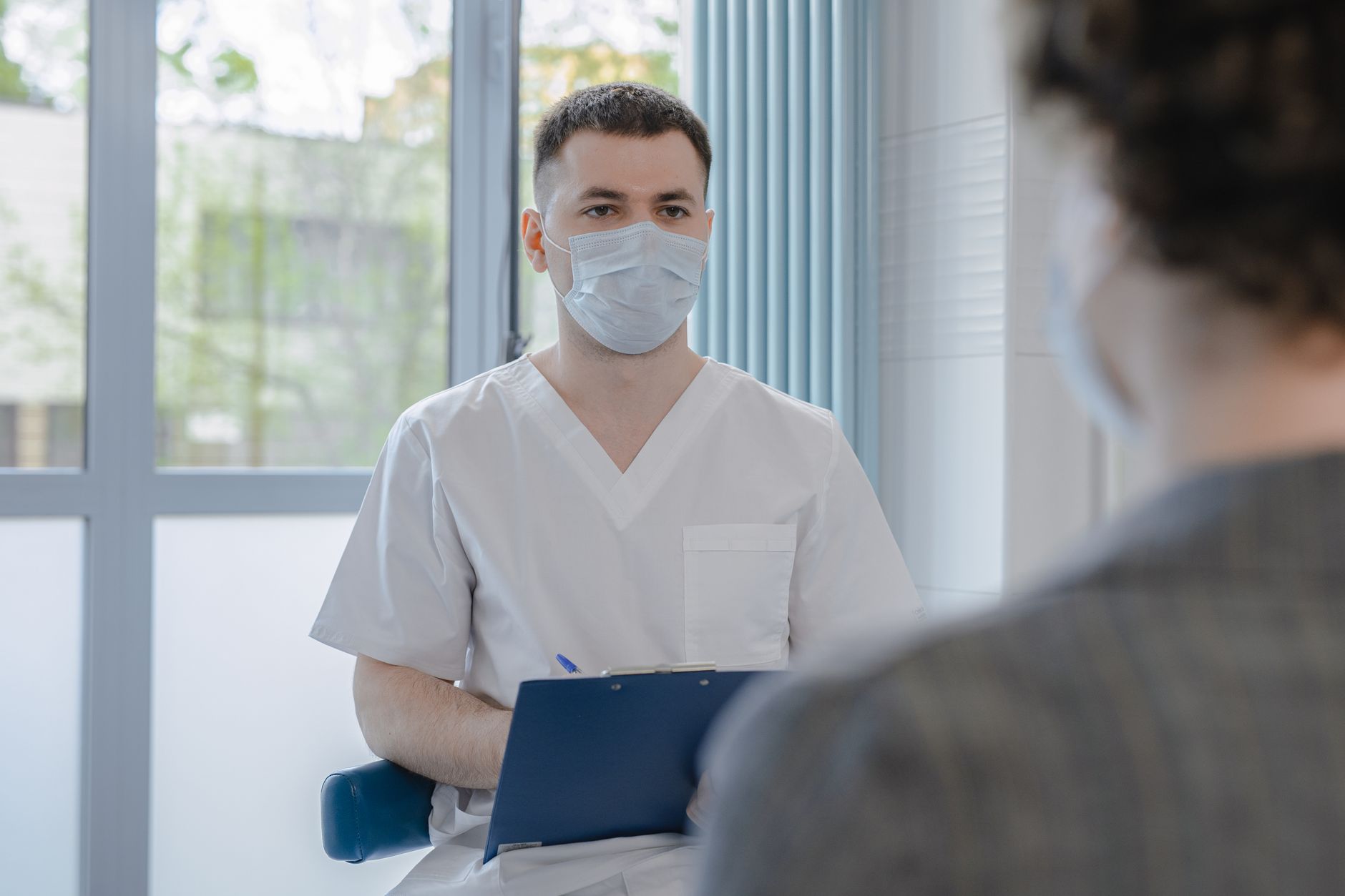 Pflegekraft im Gespräch mit einer Patientin