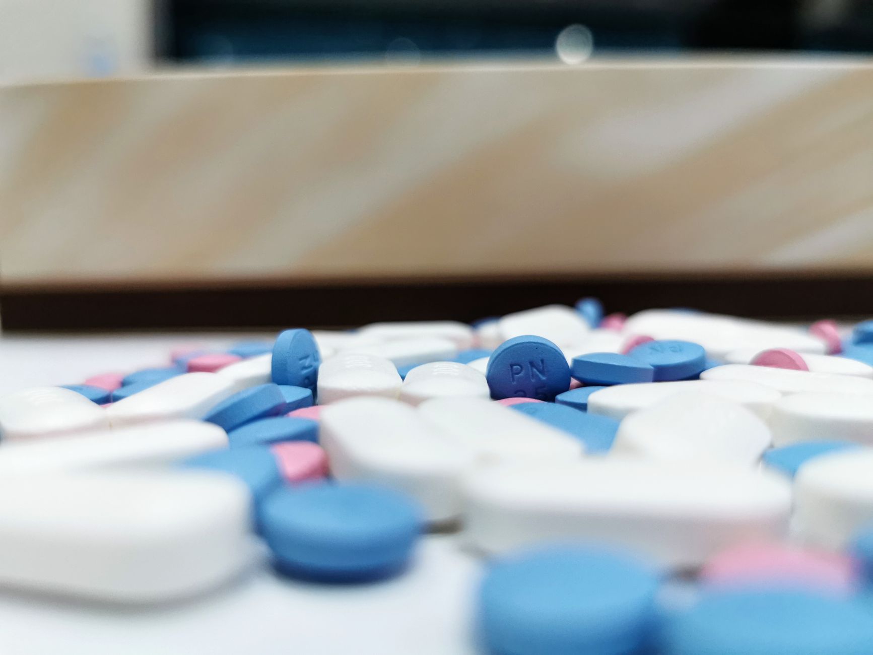 Bunte Tabletten auf einer hellen Ablage