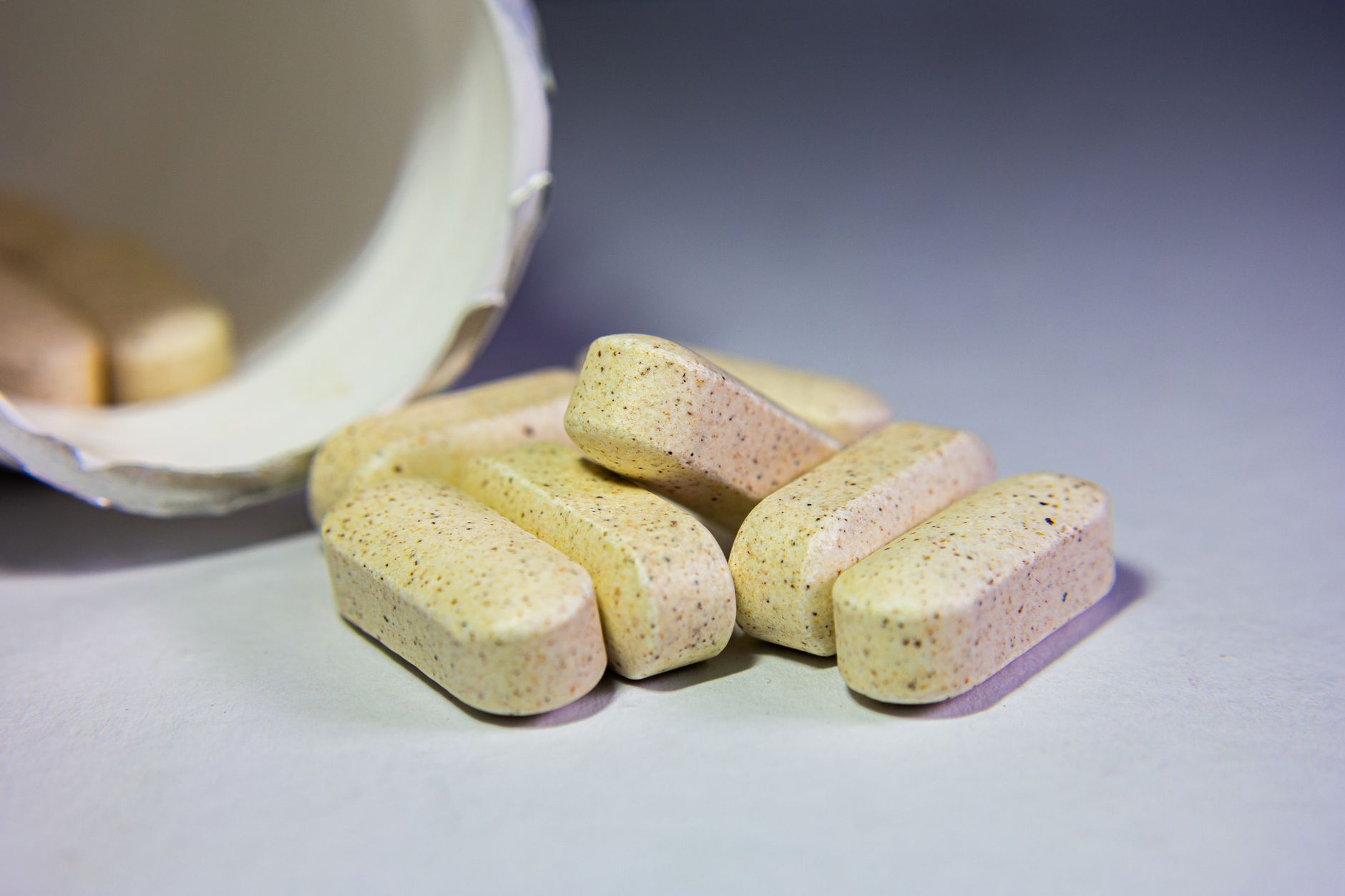 Große längliche Tabletten neben einer geöffneten Dose