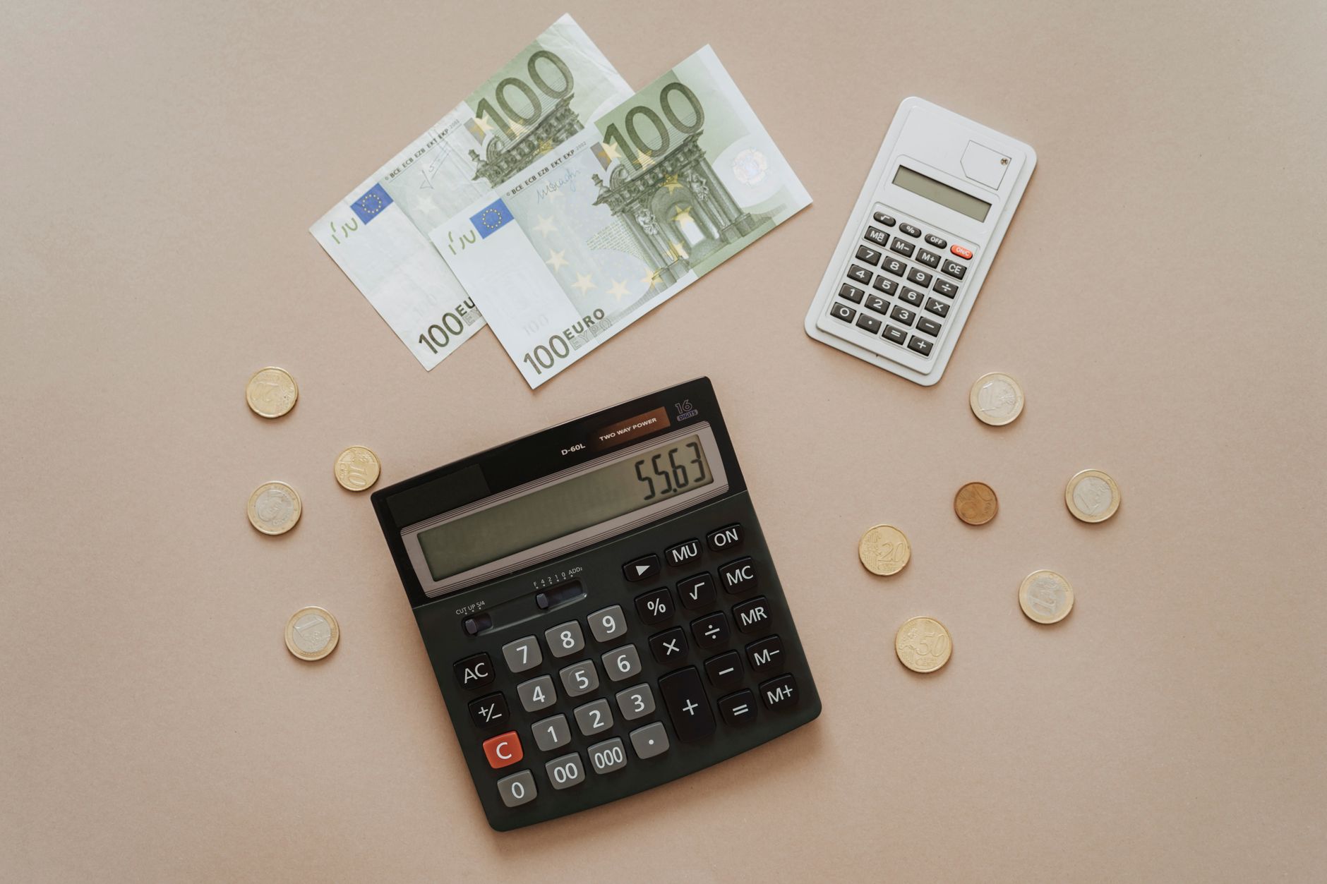Taschenrechner mit Euro-Scheinen und Münzen