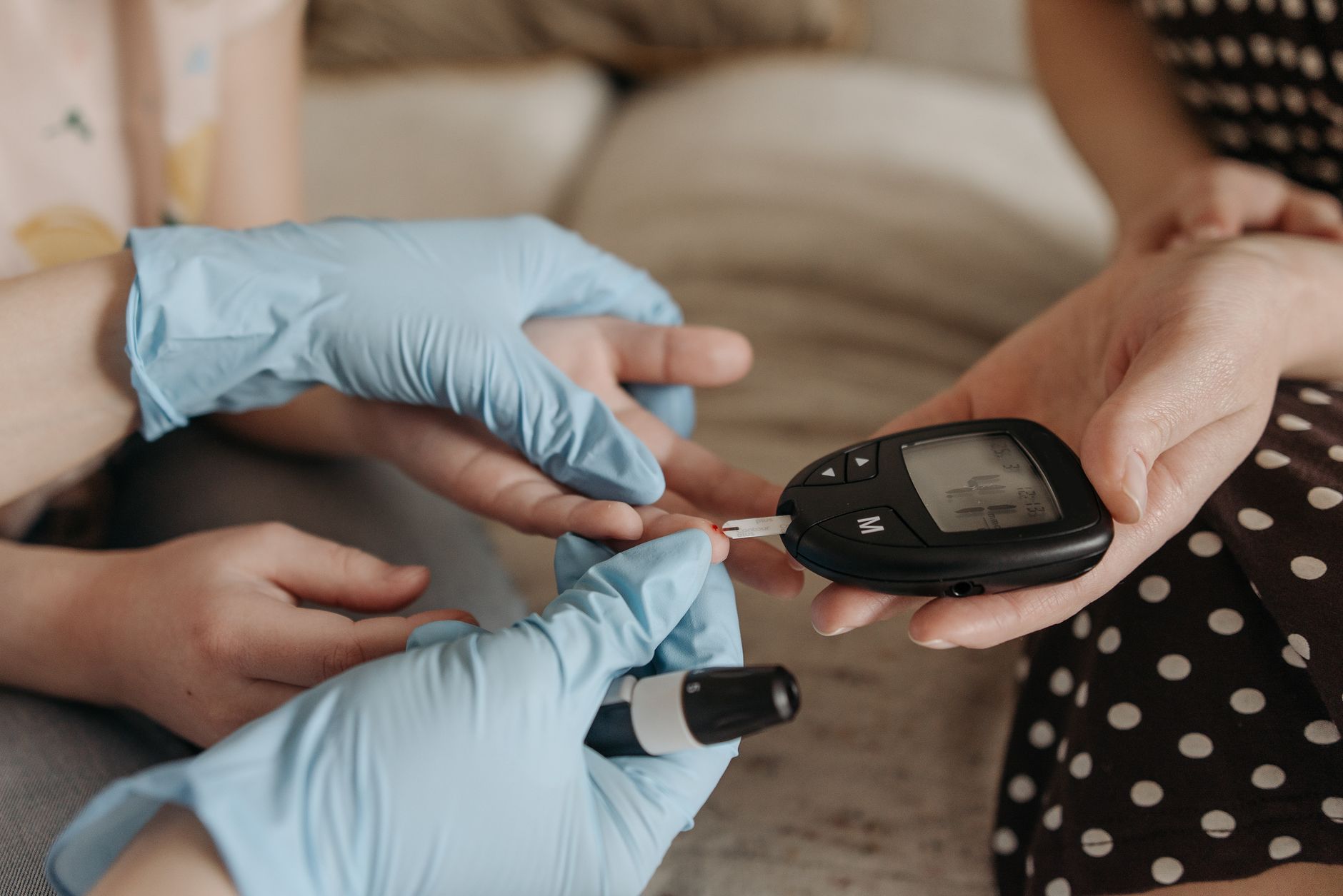 Misurazione della glicemia con glucometro e strisce reattive