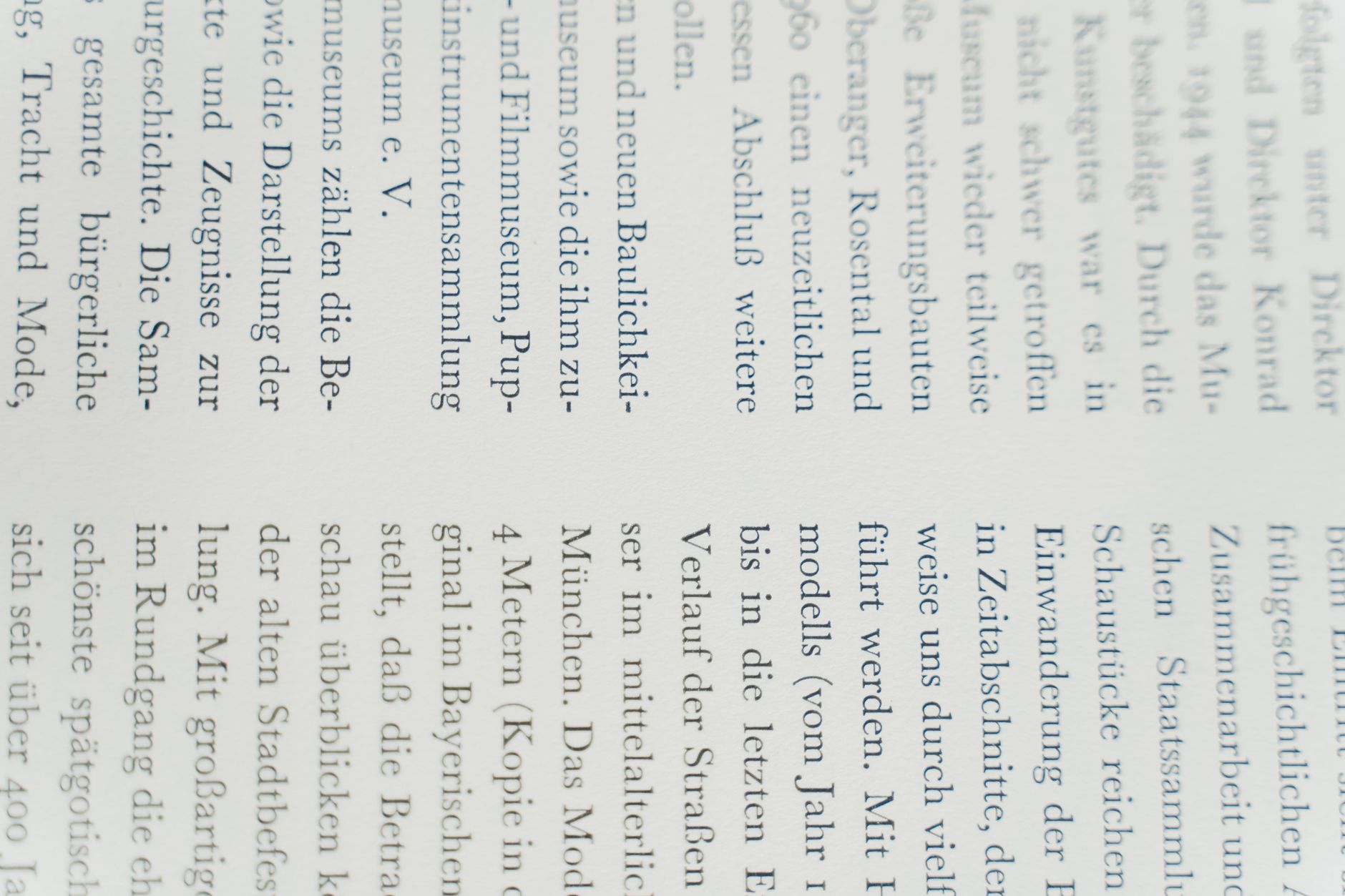 Texte allemand en macro, photographié de biais, aux bords flous