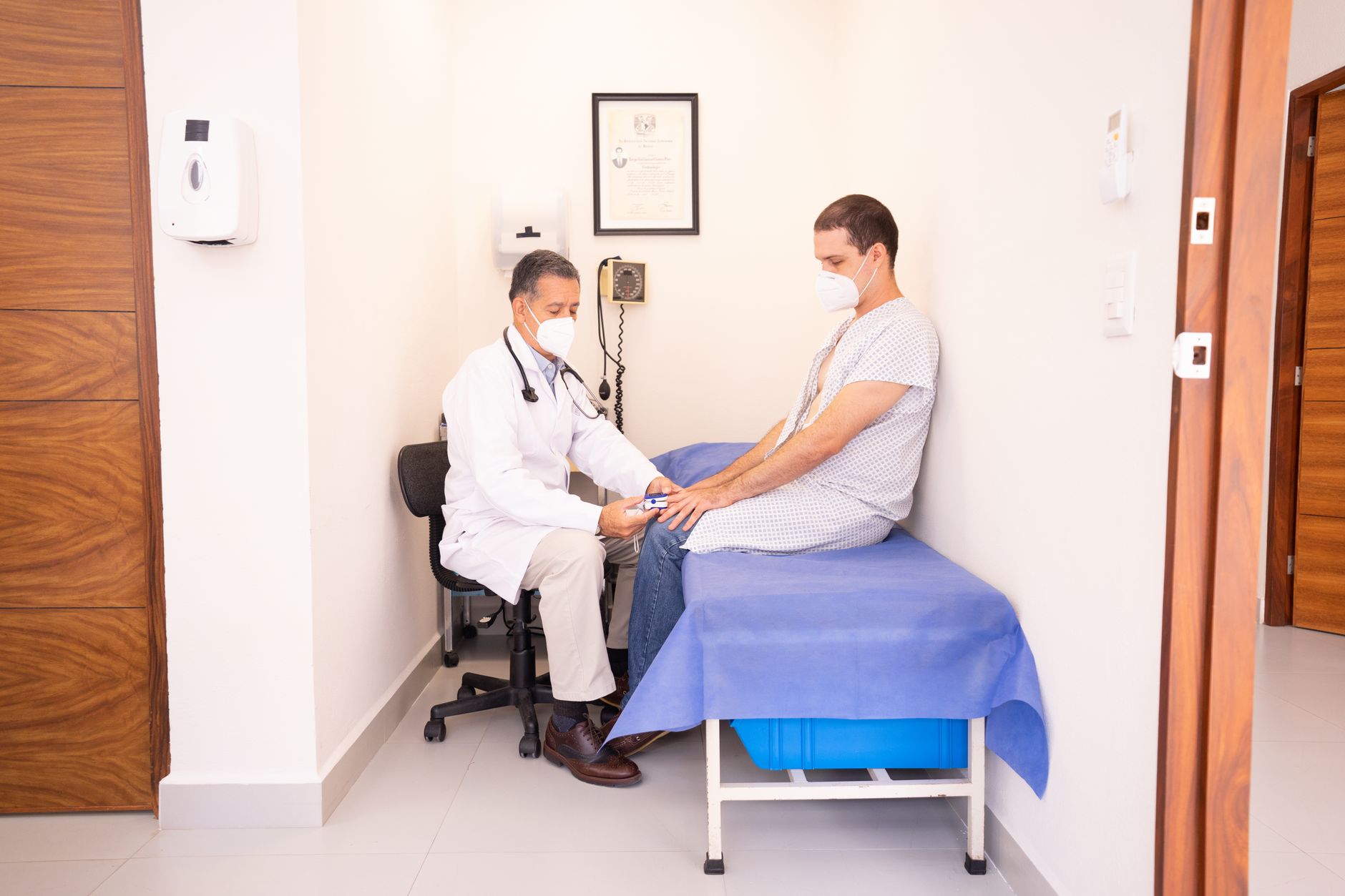 Ärztin misst bei einer Patientin die Vitalwerte
