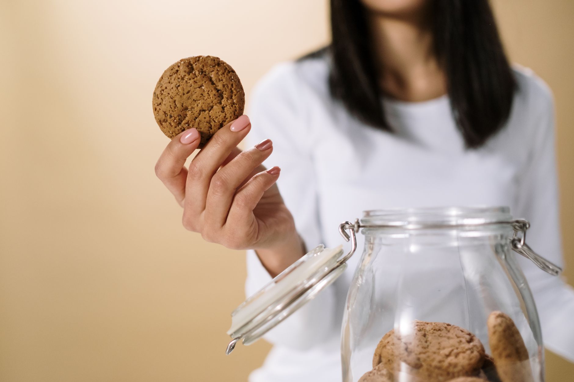 Mani che frugano in una scatola di cioccolatini vuota a forma di cuore