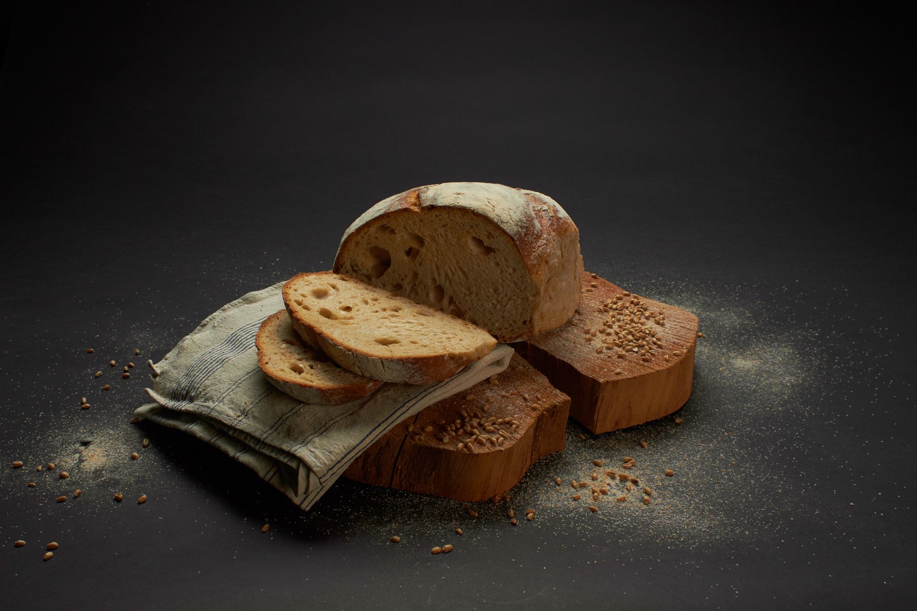 Sauerteigbrot mit aufgeschnittenen Scheiben auf einem Holzbrett