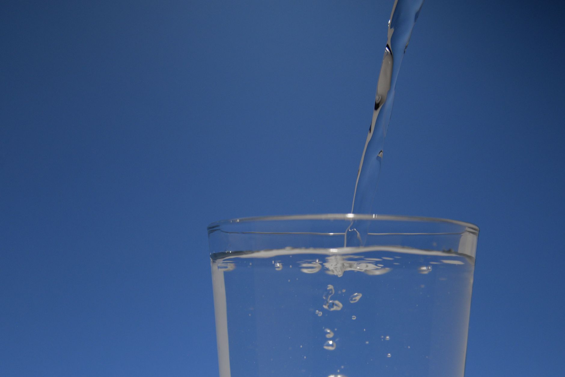 Wasser wird in ein Glas gegossen