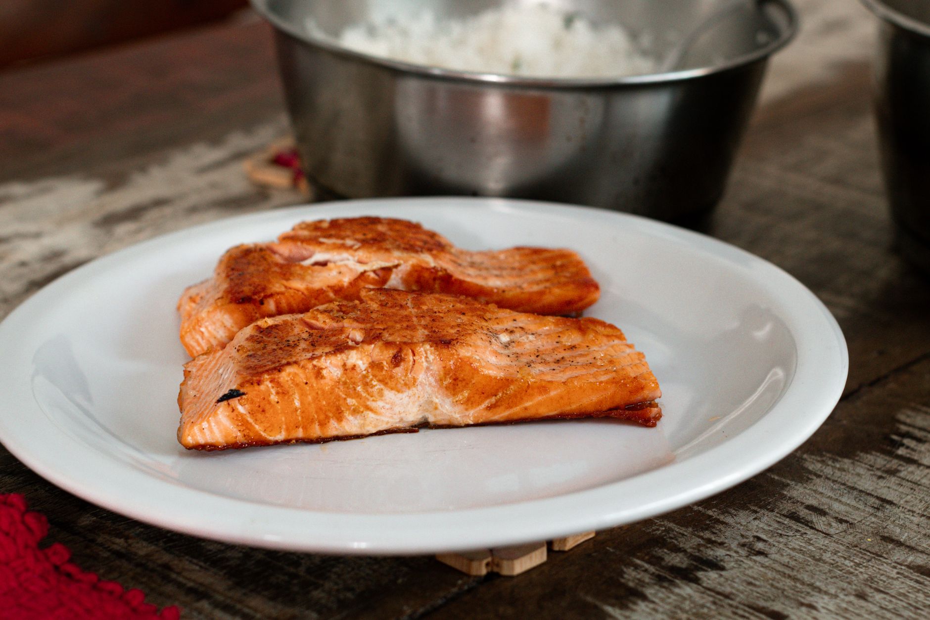 Filetto di salmone grigliato su un piatto – il pesce di mare grasso è una delle poche fonti alimentari rilevanti di vitamina D