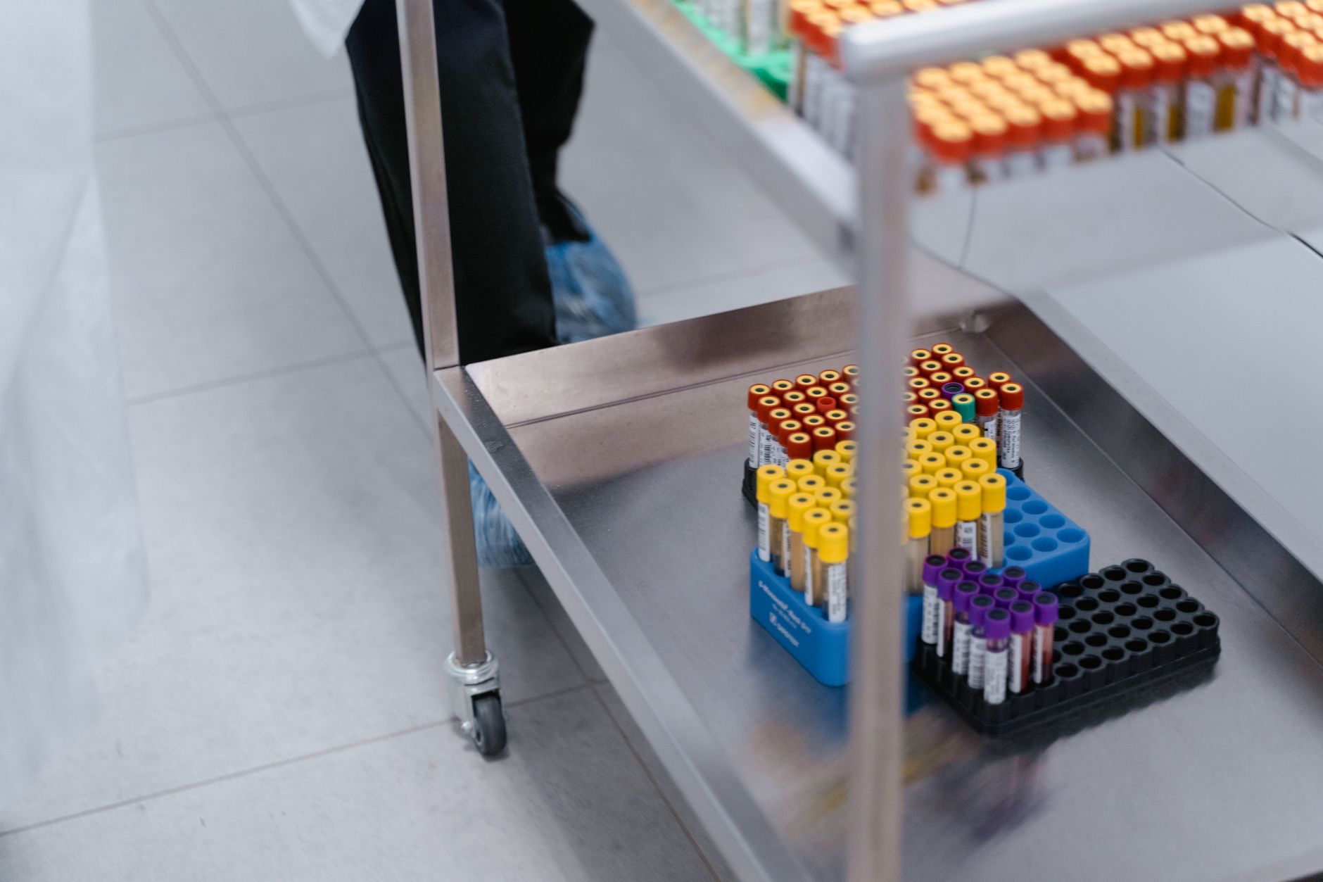 Tubes de sang dans des portoirs sur un chariot de laboratoire