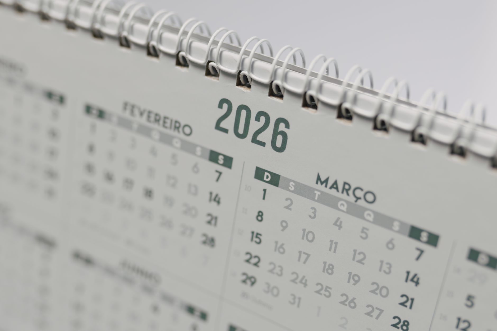 Tischkalender mit den aufgeschlagenen Monaten Februar und März 2026.