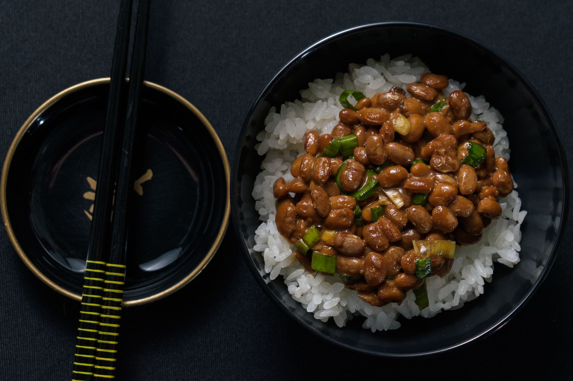 Schale Natto auf Reis mit Stäbchen