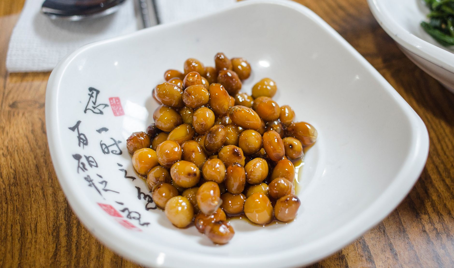 Fermentierte Sojabohnen (Natto) in einer Schale