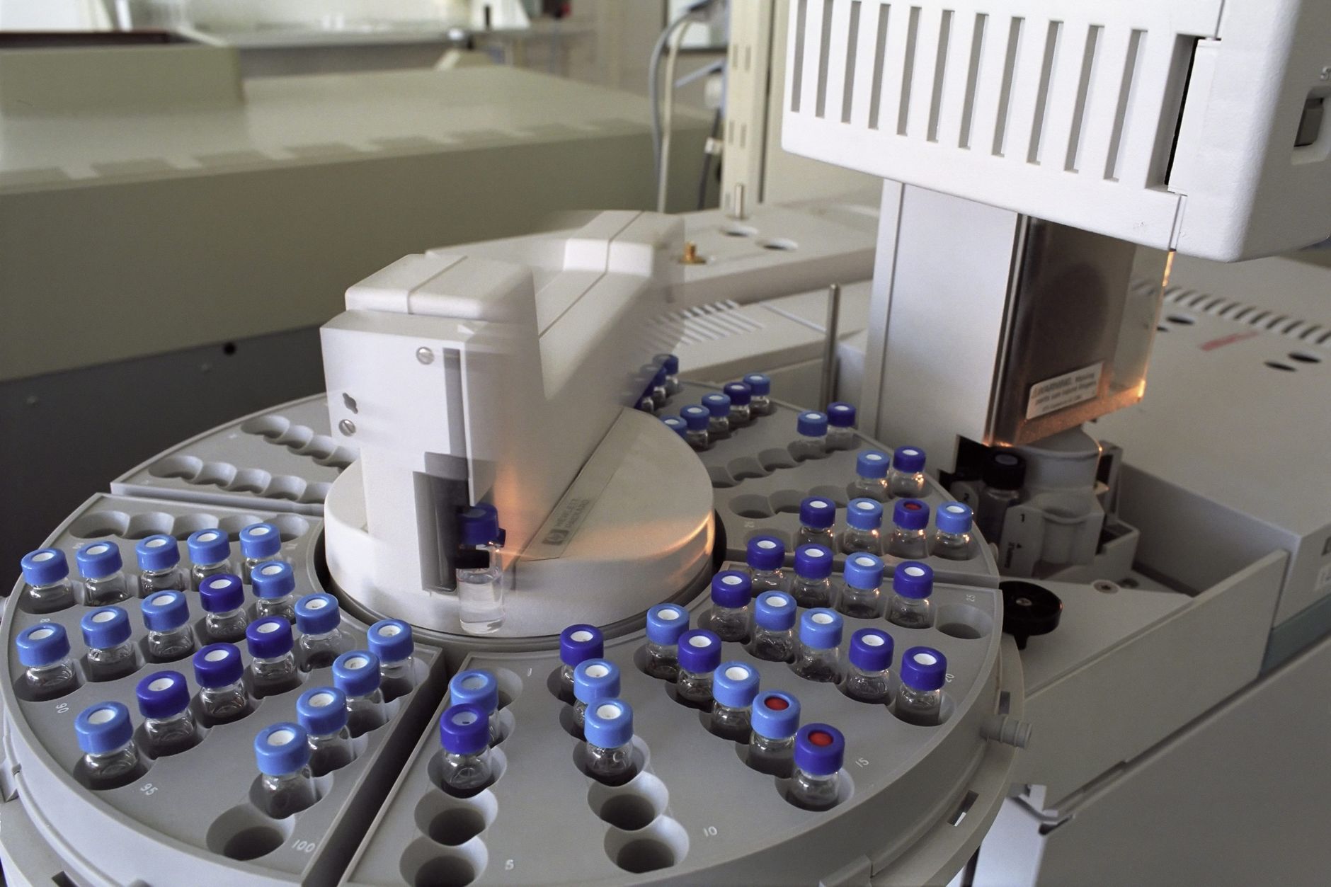 Probenteller eines Analysengeräts mit Vials