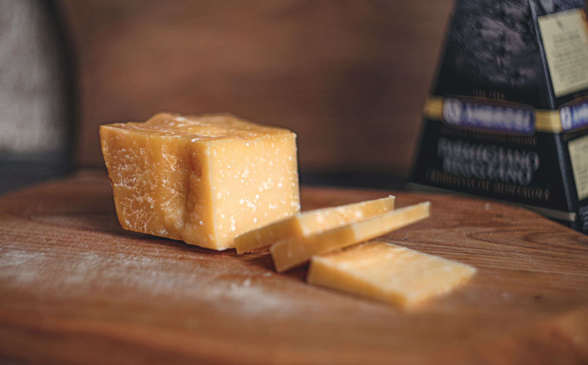 Angeschnittener Hartkäse auf einem Holzbrett