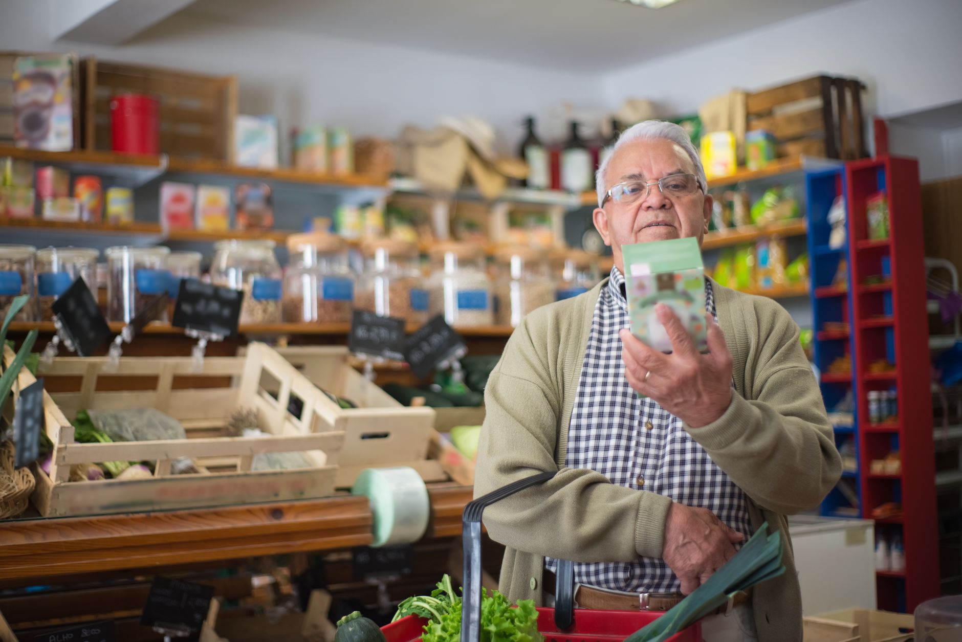 Kunde liest die Angaben auf einer Packung im Laden