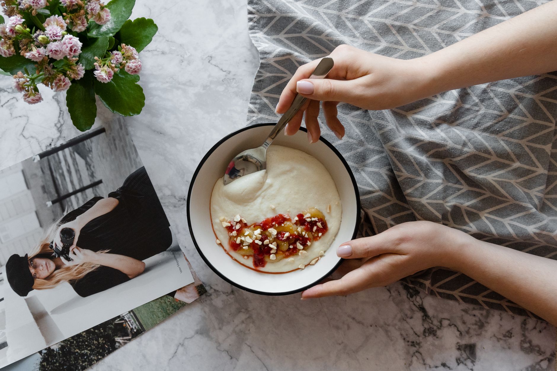 Frühstücksschale mit Haferbrei, Obst und Nüssen auf einem Holztisch