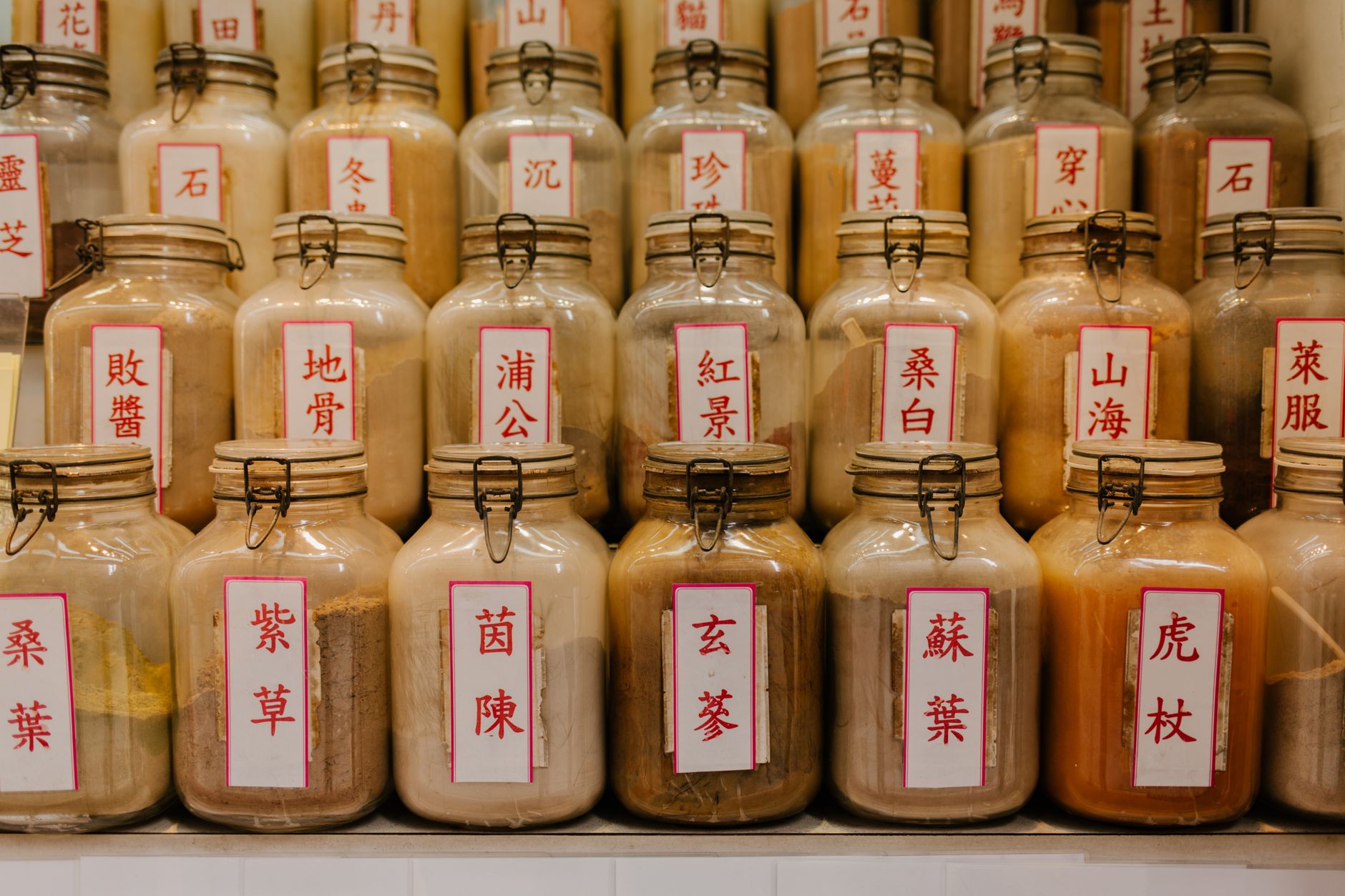 Gläser mit getrockneten Drogen in einer chinesischen Apotheke