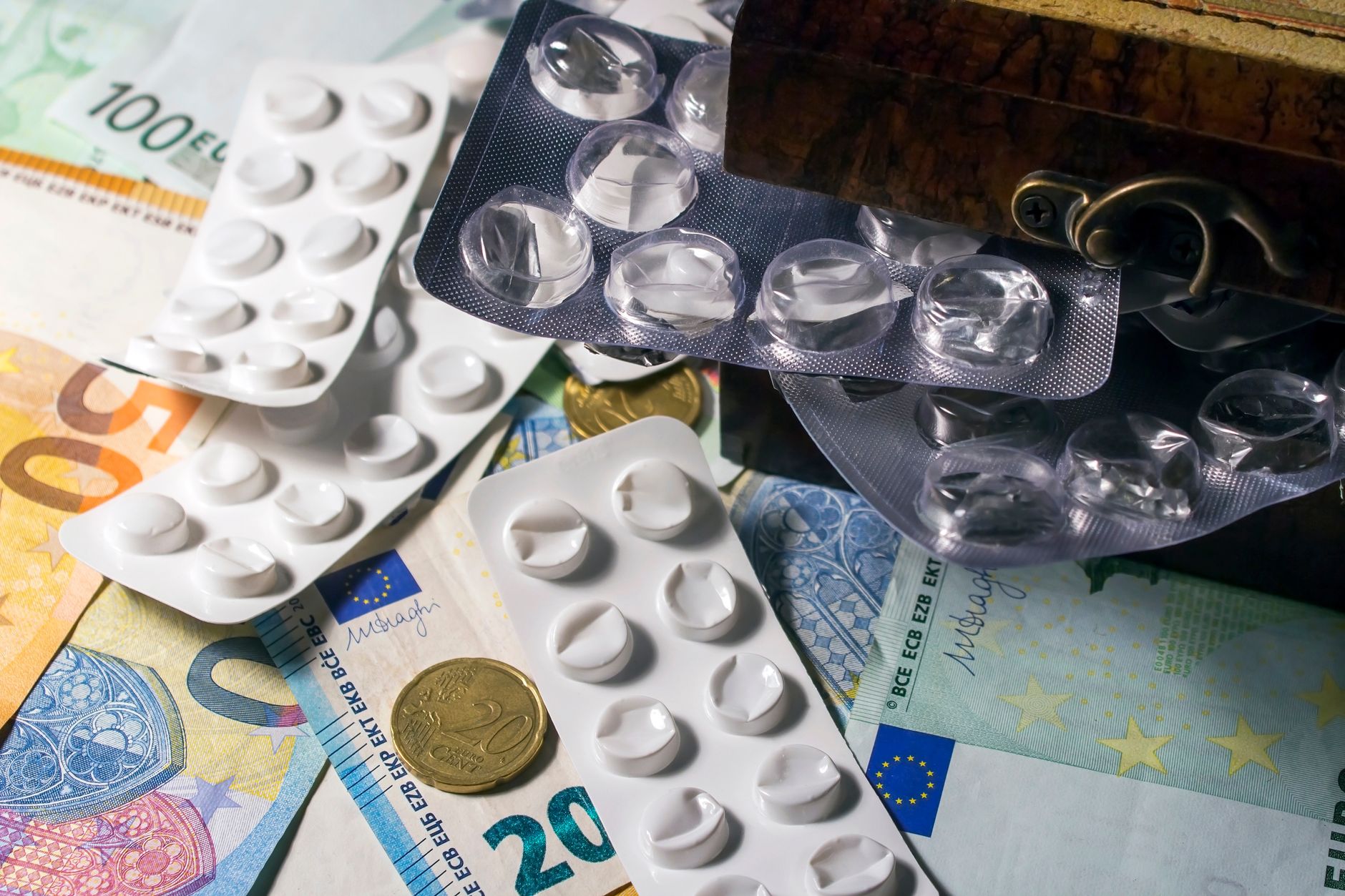 Blister di compresse appoggiati su banconote in euro