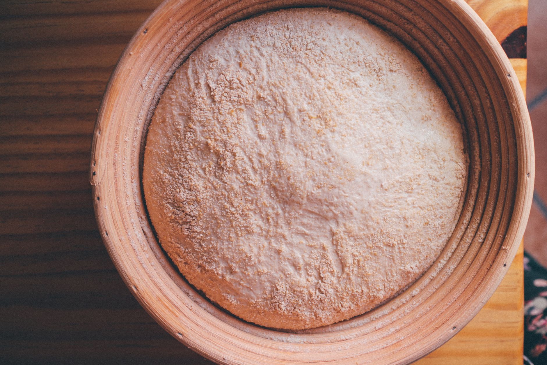 Sauerteig geht in einem Gärkörbchen auf