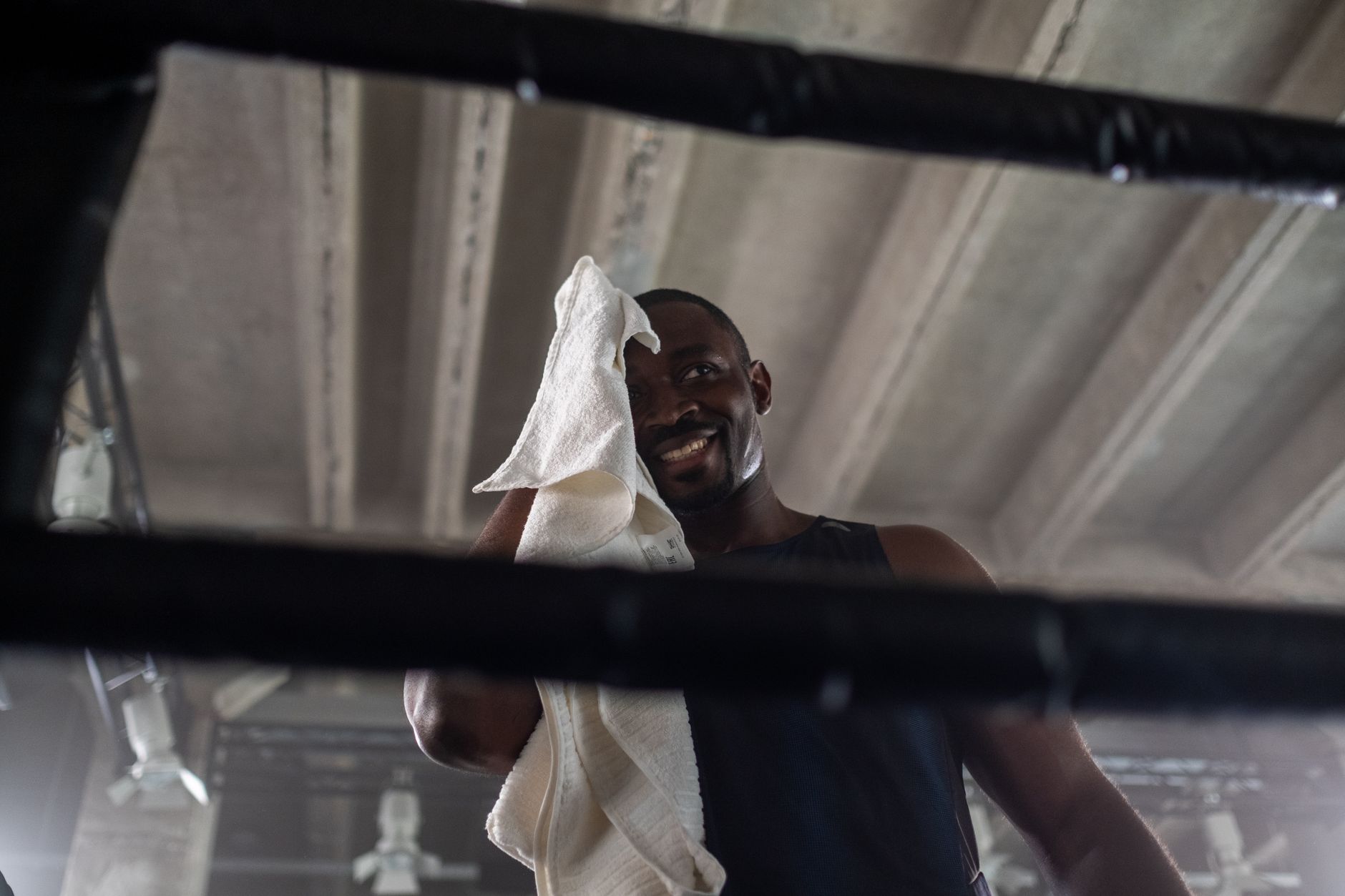 Ein Boxer wischt sich nach dem Training mit einem weißen Handtuch das Gesicht ab