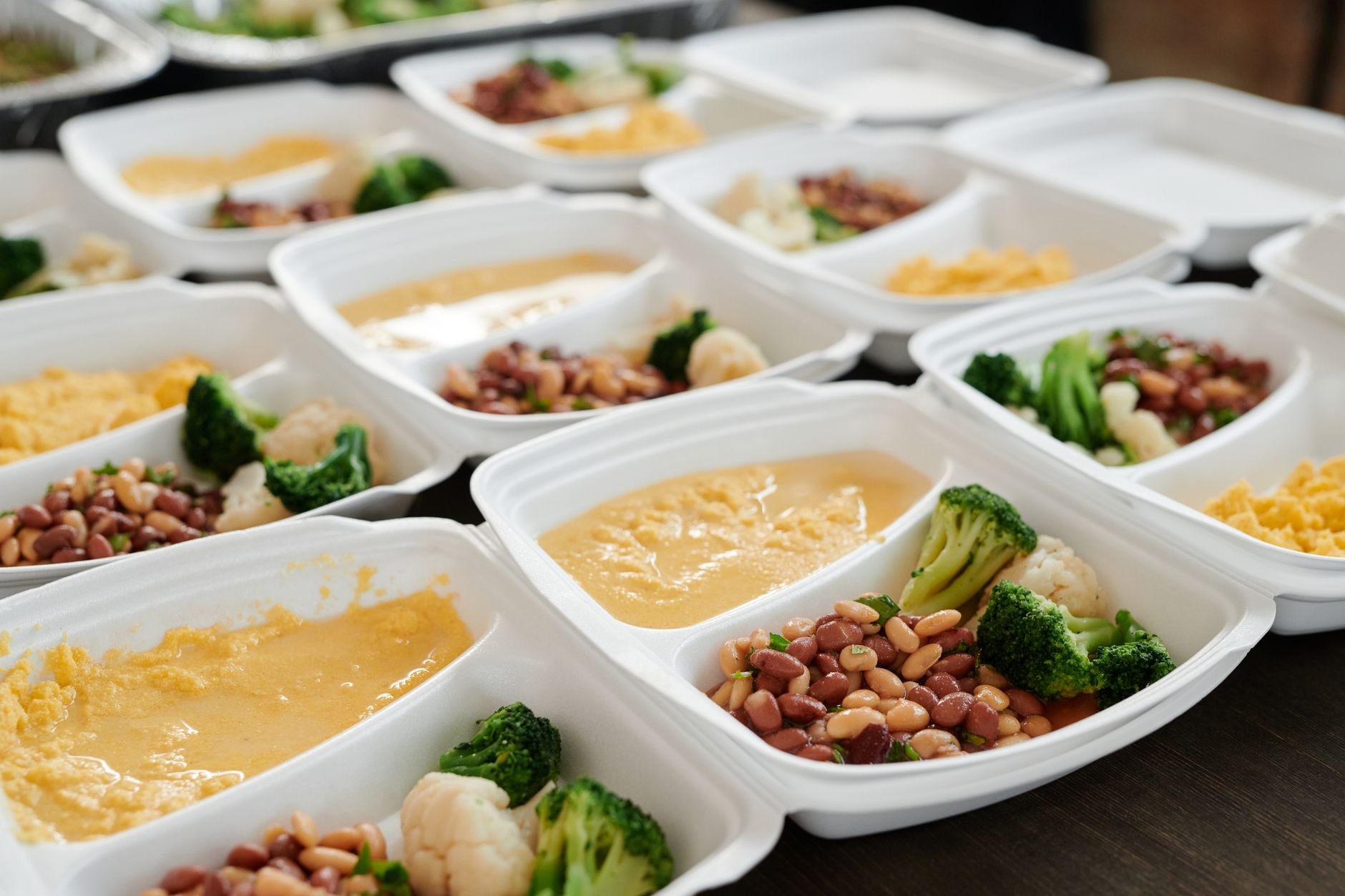 Portionierte Mahlzeiten in Boxen mit Bohnen, Brokkoli und Blumenkohl
