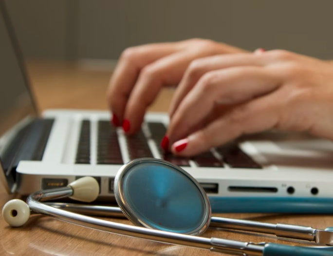 Vitamin D3 Kapseln und gesunde Lebensmittel für das Immunsystem