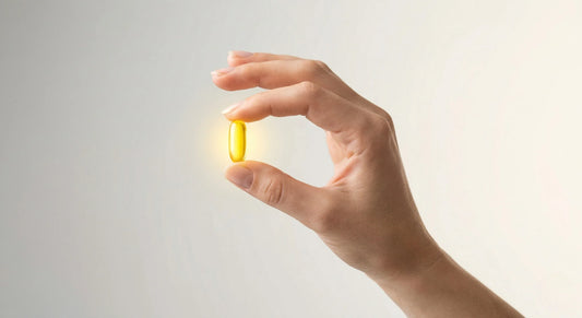 Vitamin D3 Mangel Symptome wie Müdigkeit und Muskelschwäche erkennen – Eine Kapsel als Symbol für neue Energie.