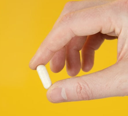 Frau genießt das Sonnenlicht zur natürlichen Vitamin D Bildung – Symbolbild für Gesundheit und Immunsystem