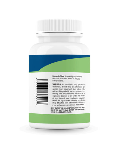 Die Melatonin 10mg Dose steht auf einem Nachttisch neben einem Buch und einer Tasse. Abendliche Atmosphäre, Symbol für Entspannung und Nachtruhe